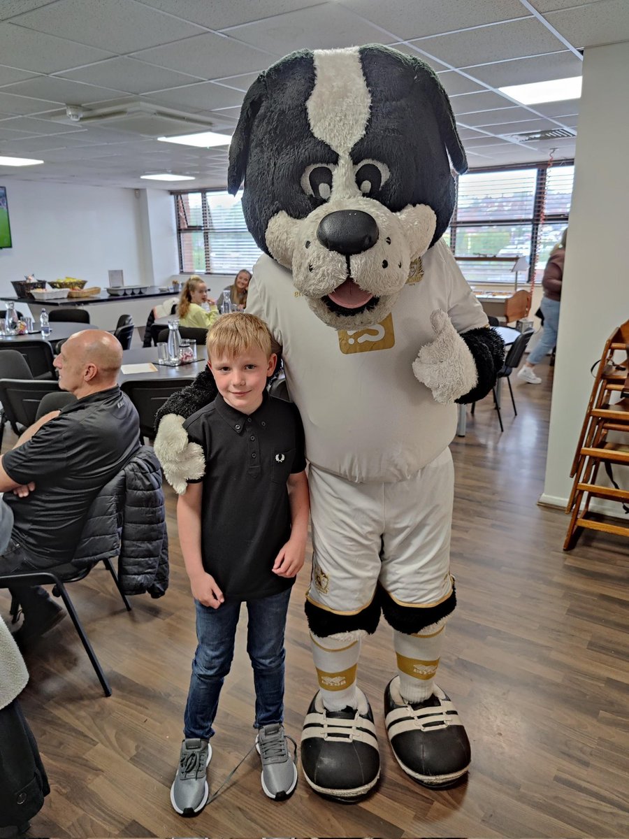 tombrough87's tweet photo. @OfficialPVFC I couldn't have asked for a better year to introduce Lewis to the Vale. To another year of making new memories. #PVFC2022 #pvfc #nlv https://t.co/lytqu0oYXa