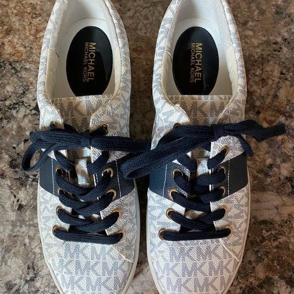 PattyFerrington's tweet photo. So good I had to share! Check out all the items I'm loving on @Poshmarkapp #poshmark #fashion #style #shopmycloset #michaelkors #freepeople: https://t.co/Fqd0lzrBAw https://t.co/Z20AMbFm4K