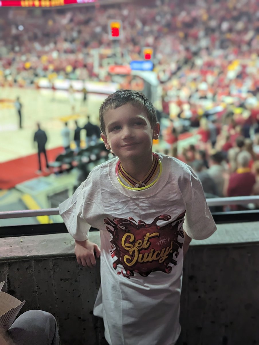 casinthehat1's tweet photo. This momma totally softball one-hand grabbed Little Man a t-shirt at the @CycloneMBB game. Thanks @CycloneATH for helping me be a hero to my #FutureCyclone #CyclONEnation #GetJuicy https://t.co/QoKJ9N5RF9