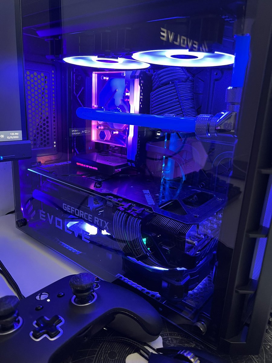 dolphan82's tweet photo. Man, I donโt know what to say. Iโm so happy with this PC. I started watching @tripleWRECK back in D1 when Trials first launched. To see him now running his company @EvolvePCs and owning one of his PCโs is surreal! Thank you @takemehaya for helping put this together! #evolvepc https://t.co/usKQ6OTkde