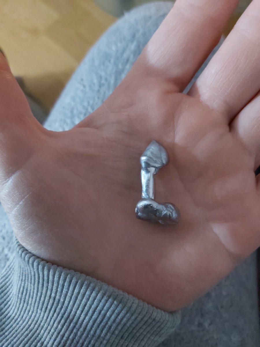 Während draußen wieder die ersten Deppen mit dem Böllern starten, mache ich mit den Kids Wachsgießen. Und ich habe Fragen. 😬