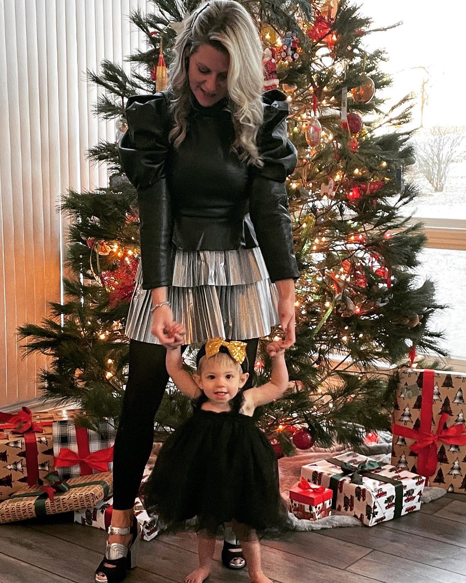 dockristin's tweet photo. Wishing everyone a safe, happy, healthy New Year! This lil lady is ready to bring on 2023! #partyprincess https://t.co/aezusRGxaz