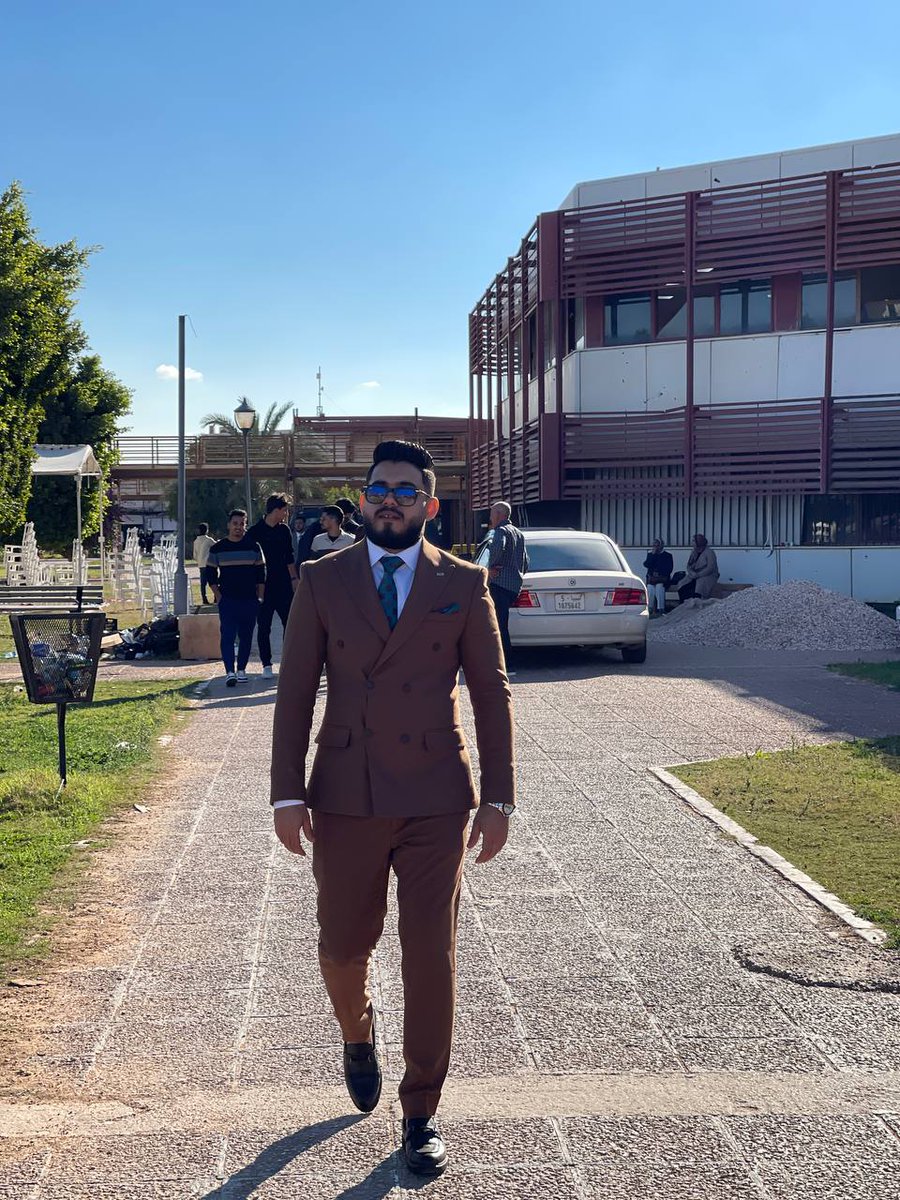 fcb1997fcb's tweet photo. عجزت عن التعبير في أجمل يوم فرحت فيه في حياتي مع احسن دفعة في الكلية 💙
نهاية سنة سعيدة بكل و ختامها حلو بأجمل حفلة صارت في الجامعة 💙🎓💙
#EE86 🔥 https://t.co/ZM6sPecnAm