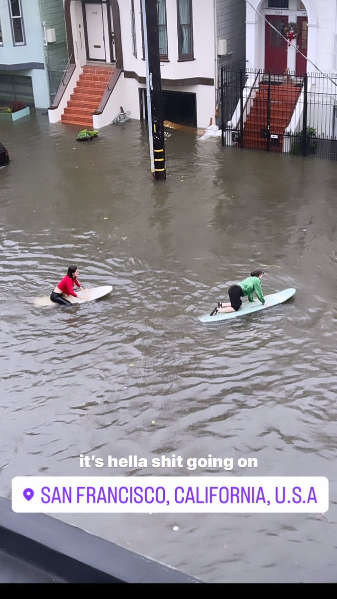 hvss1n's tweet photo. half the city flooded rn bruh https://t.co/L5XyTYMN8L