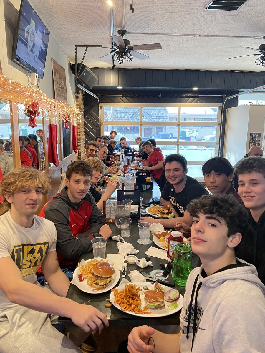 dhs_wrestlingIL's tweet photo. 9 matches in 3 days. Took the team out to eat to a great restaurant in Sycamore. Enjoy a few days off and back to the lab to train #teambondjng https://t.co/5YY8ePWZvC