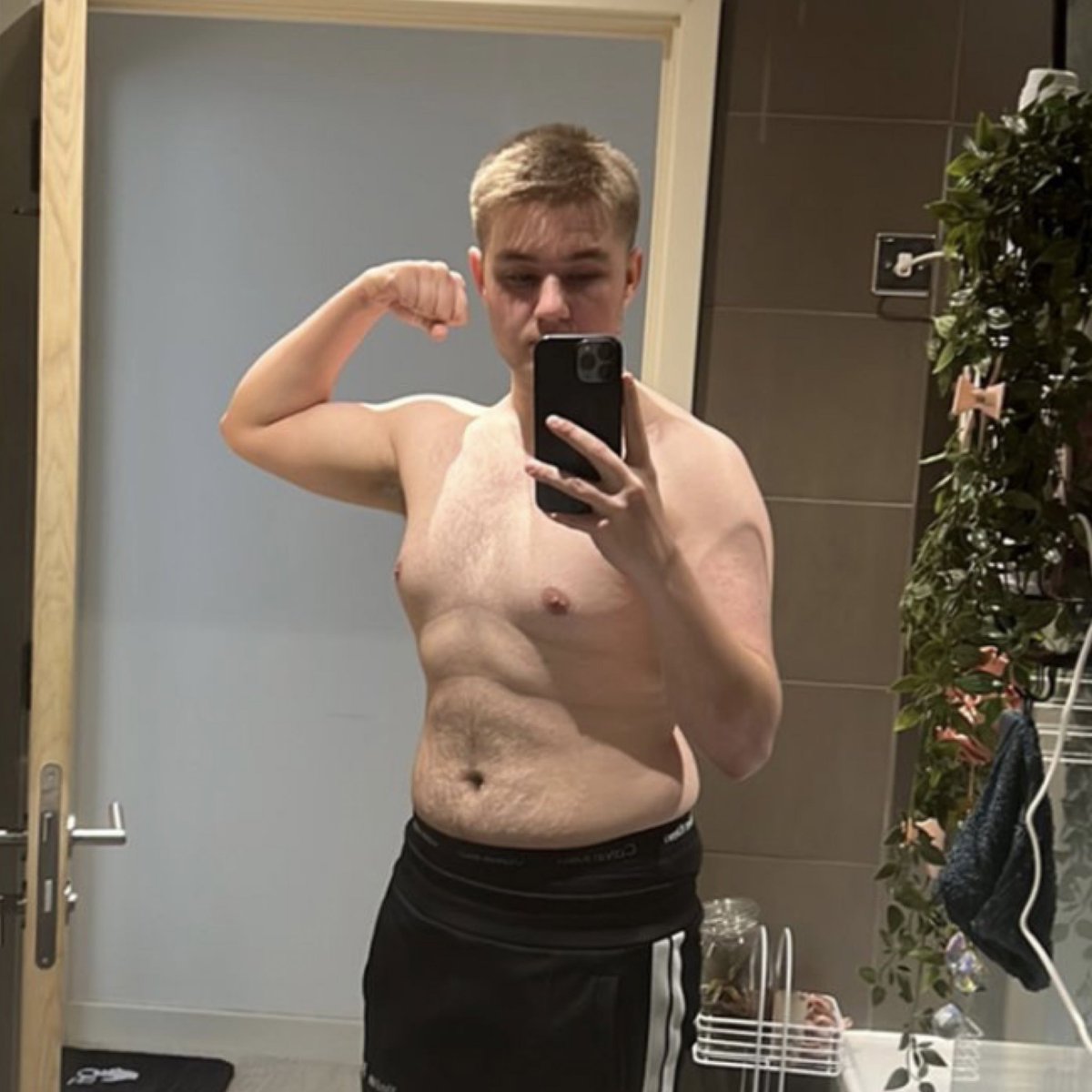 adamcool's tweet photo. 2022 - 2023 

Going to push harder in 2023 and get absolutely fucking wham https://t.co/jQrlGWRlv0