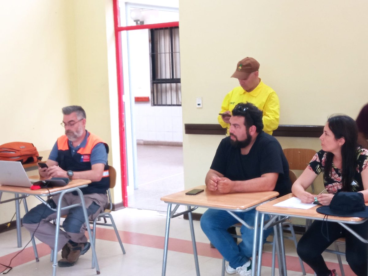 Senapred's tweet photo. #ONEMIBiobio participa en reunión de coordinación por #IncendiosForestales en las comunas de #SantaJuana y #Nacimiento. https://t.co/hZFvDKn7sM
