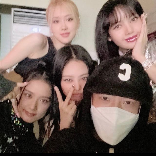 bpink111__'s tweet photo. Happy new year #BLACKPINK 💗💗💗 https://t.co/t8kNZDEGyM