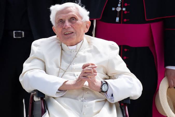 padreroger's tweet photo. Bento, bendito, bem aventurado homem de Deus no meio de nós. Operário da vinha do Senhor. O Senhor da messe, te acolhe para a mesa do banquete eterno! https://t.co/TBskDxpI2p