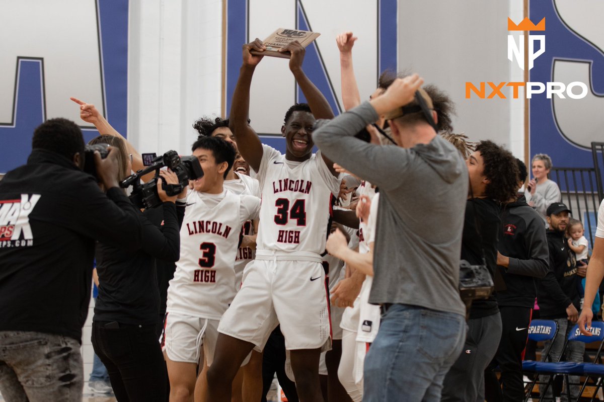 NXTPROMidwest's tweet photo. 🚨FINAL SCORE🚨

@LinksBasketball: 58
@LSEBBasketball: 55

The Links are the HAC Champions after a 5-18 season last year. No transfers, no new coaches, same roster. Just a bunch of kids who bought into their system and coach to come out on top. Do they have your props?

#NXTPRO https://t.co/4Vmx7NryDW