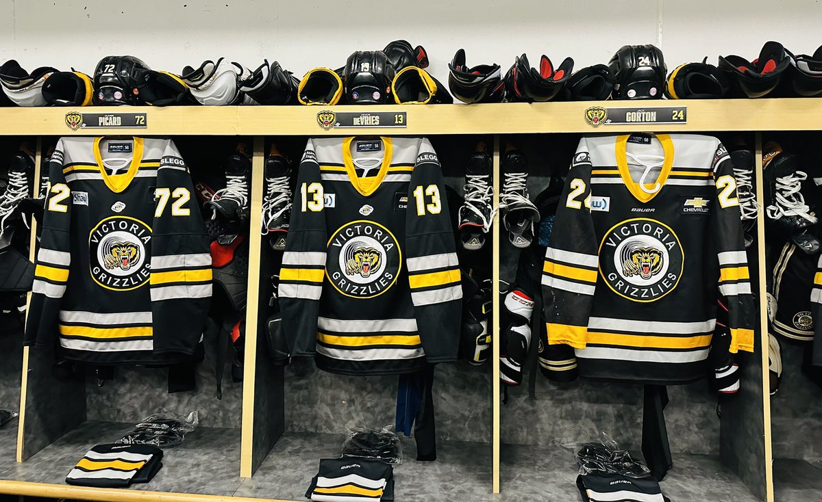 BCHLGrizzlies's tweet photo. The dressing room is locked and loaded to rock on the ice based on their dressing room setup this afternoon! 

Come out and cheer on the Grizzlies for the NYE party. Puck drops at 5:00 pm! 

#GoGrizzliesGo #NewYearsEveParty #Westshore #packtheQ https://t.co/ASHpyPzyPn