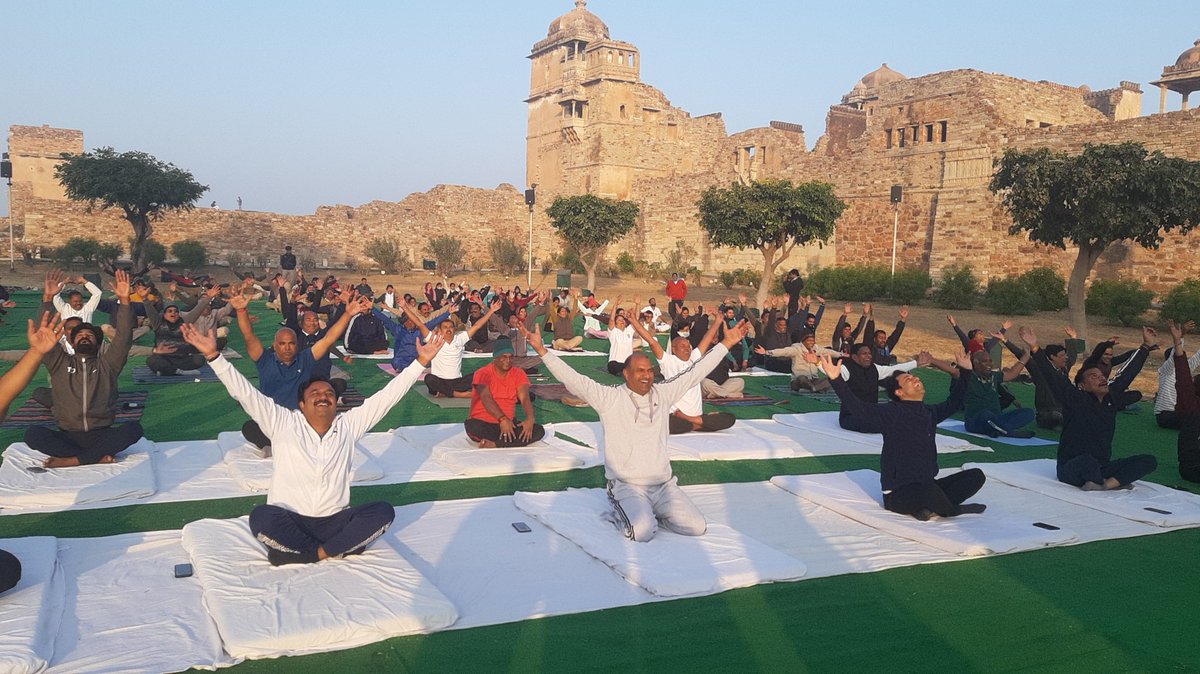 Krmundiyar's tweet photo. नई सुबह का नया संकल्प :  जीवन में योग अपनाएंगे, ऊर्जा से रहेंगे भरपूर
-शक्ति-भक्ति की धरा व विश्व विरासत चित्तौड़ दुर्ग पर योग-प्राणायाम शिविर
#Patrika #rajasthanpatrika #PatrikaFest #NewYear #YogaAtChittorgarhFort #morningmotivation
#2023NewYear #yoga
@Krmundiyar @cpjoshiBJP https://t.co/Rfl2twO2fs