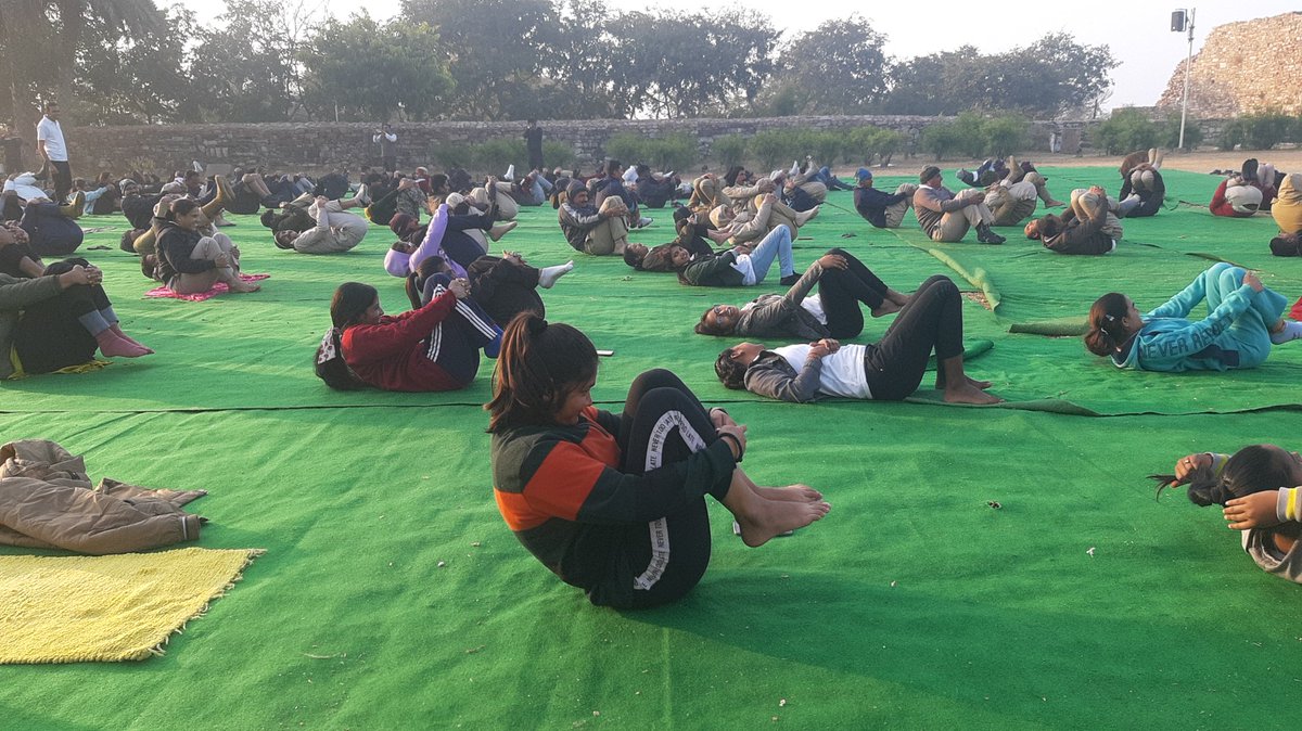 Krmundiyar's tweet photo. नई सुबह का नया संकल्प :  जीवन में योग अपनाएंगे, ऊर्जा से रहेंगे भरपूर
-शक्ति-भक्ति की धरा व विश्व विरासत चित्तौड़ दुर्ग पर योग-प्राणायाम शिविर
#Patrika #rajasthanpatrika #PatrikaFest #NewYear #YogaAtChittorgarhFort #morningmotivation
#2023NewYear #yoga
@Krmundiyar @cpjoshiBJP https://t.co/Rfl2twO2fs
