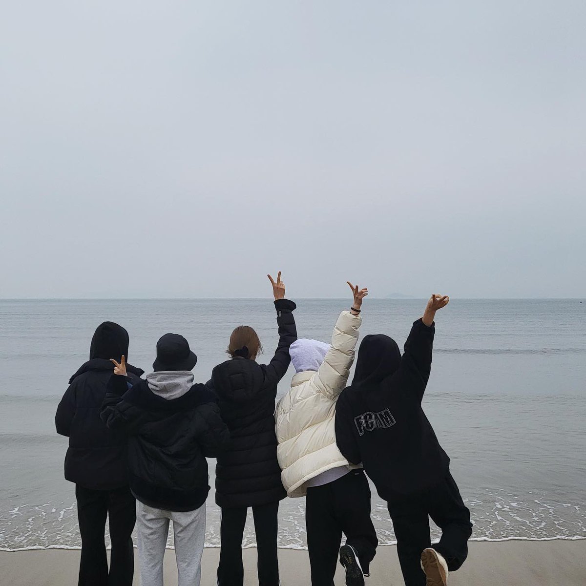lessbianafim's tweet photo. las amo mucho, demasiado, son lo mejor que me paso, m hicieron muy feliz este año y estoy agradecida de eso, agradecida de estar este año con ustedes y agradecida de que esten en mi vida, las amo a montones ojala esten muchos años mad juntitas 🫶 @BLACKPINK @IM_LESSERAFIM https://t.co/ATdnlC0pba