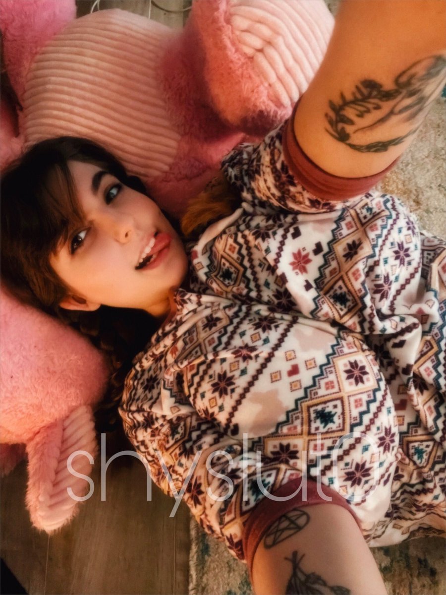 shyangel0real's tweet photo. happy nye 💗🎉 u wanna cuddle by the fireplace or what? https://t.co/joLVIZ5X6M