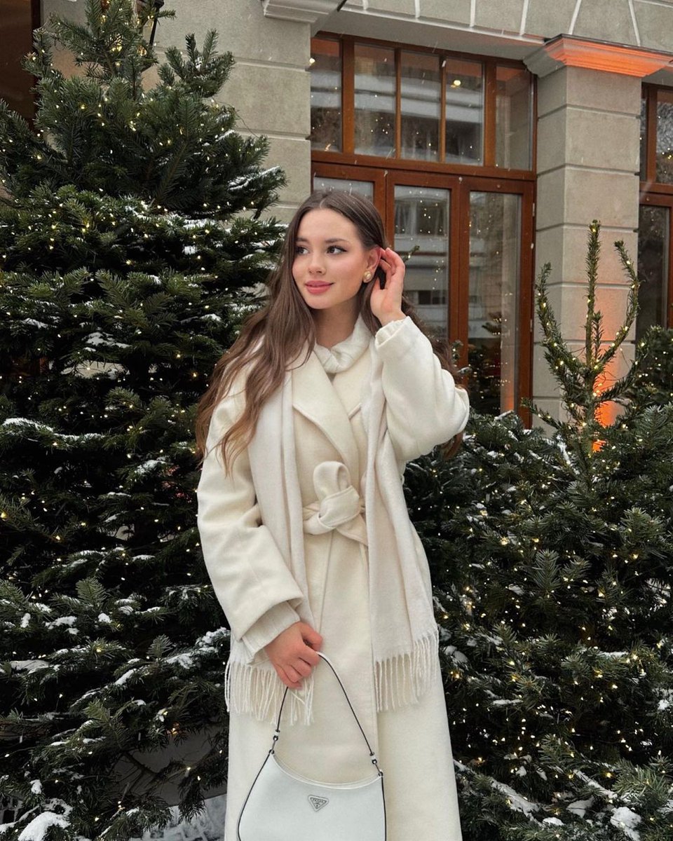leilacodes's tweet photo. and finally happy new 2023 🎉🥰
Winter is a time of miracles, fairy tales, love, warmth and new expectations.🎄

I fucking love this time of year. https://t.co/fhYQ6DhU7u