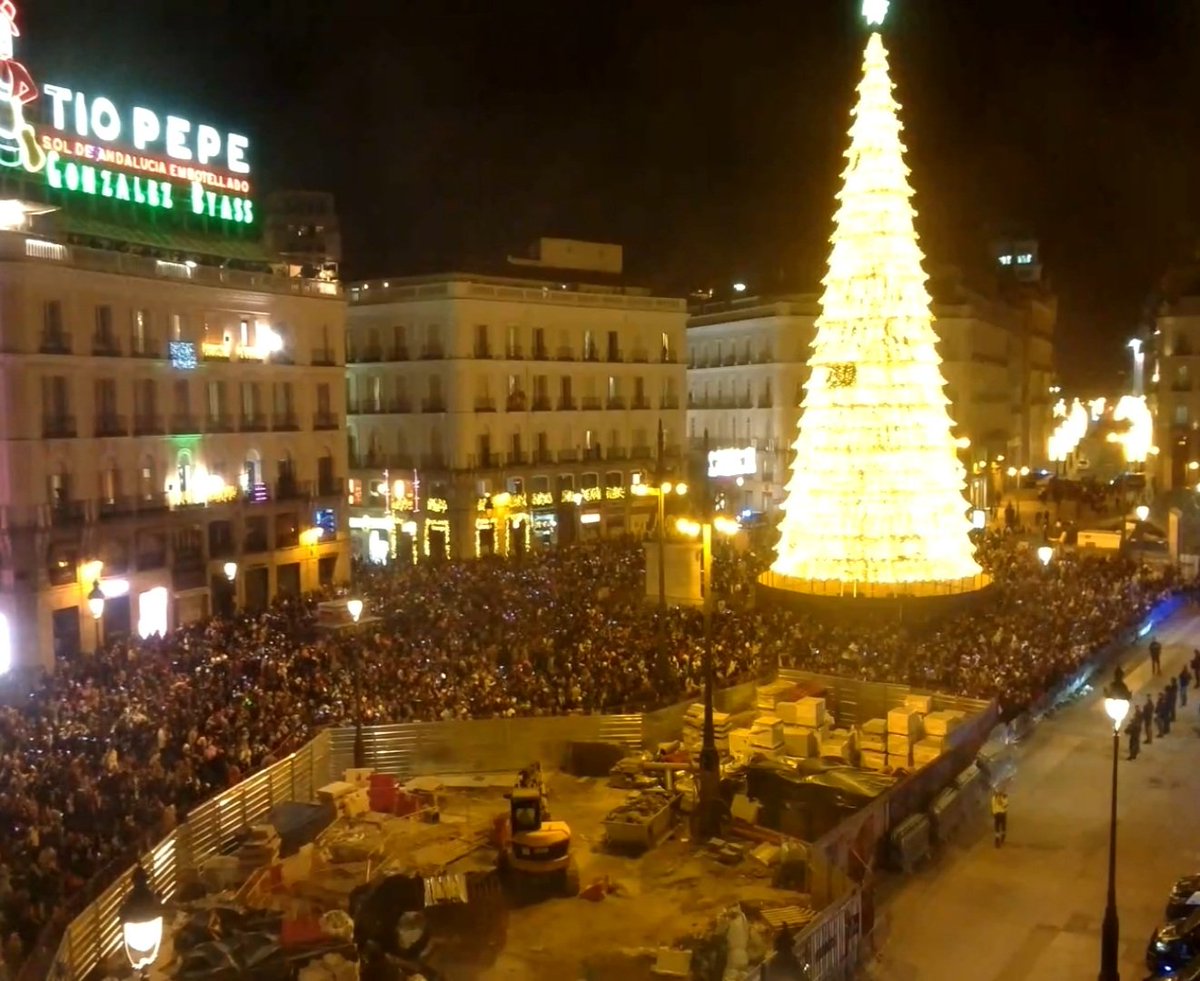 7.000 personas reunidas en torno a una excavadora. 
Nochevieja surrealista en la Puerta del Sol .