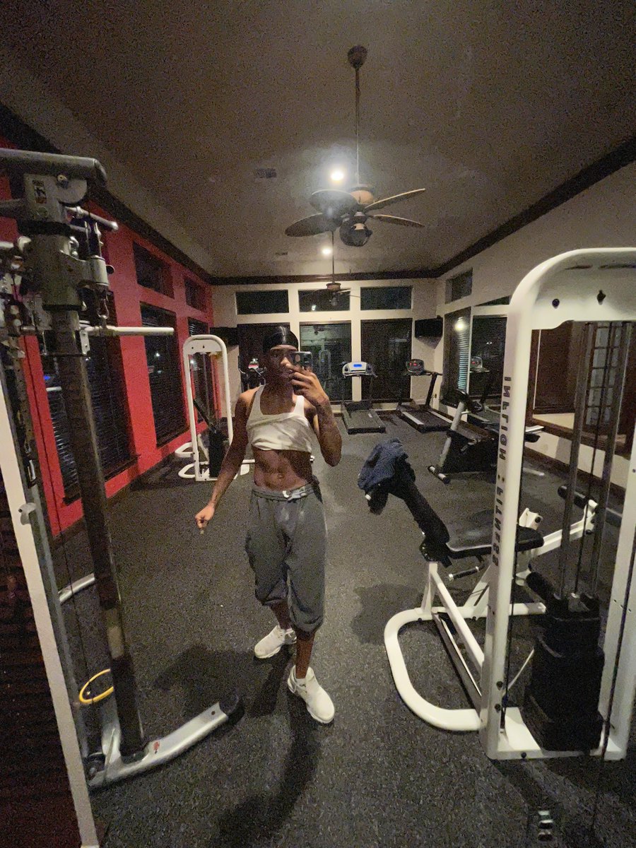 OFFICIALLYrellz's tweet photo. gym post https://t.co/RgCFHV6WPS