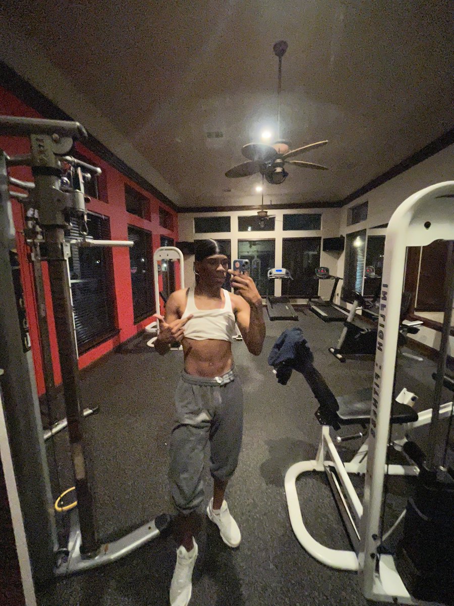OFFICIALLYrellz's tweet photo. gym post https://t.co/RgCFHV6WPS