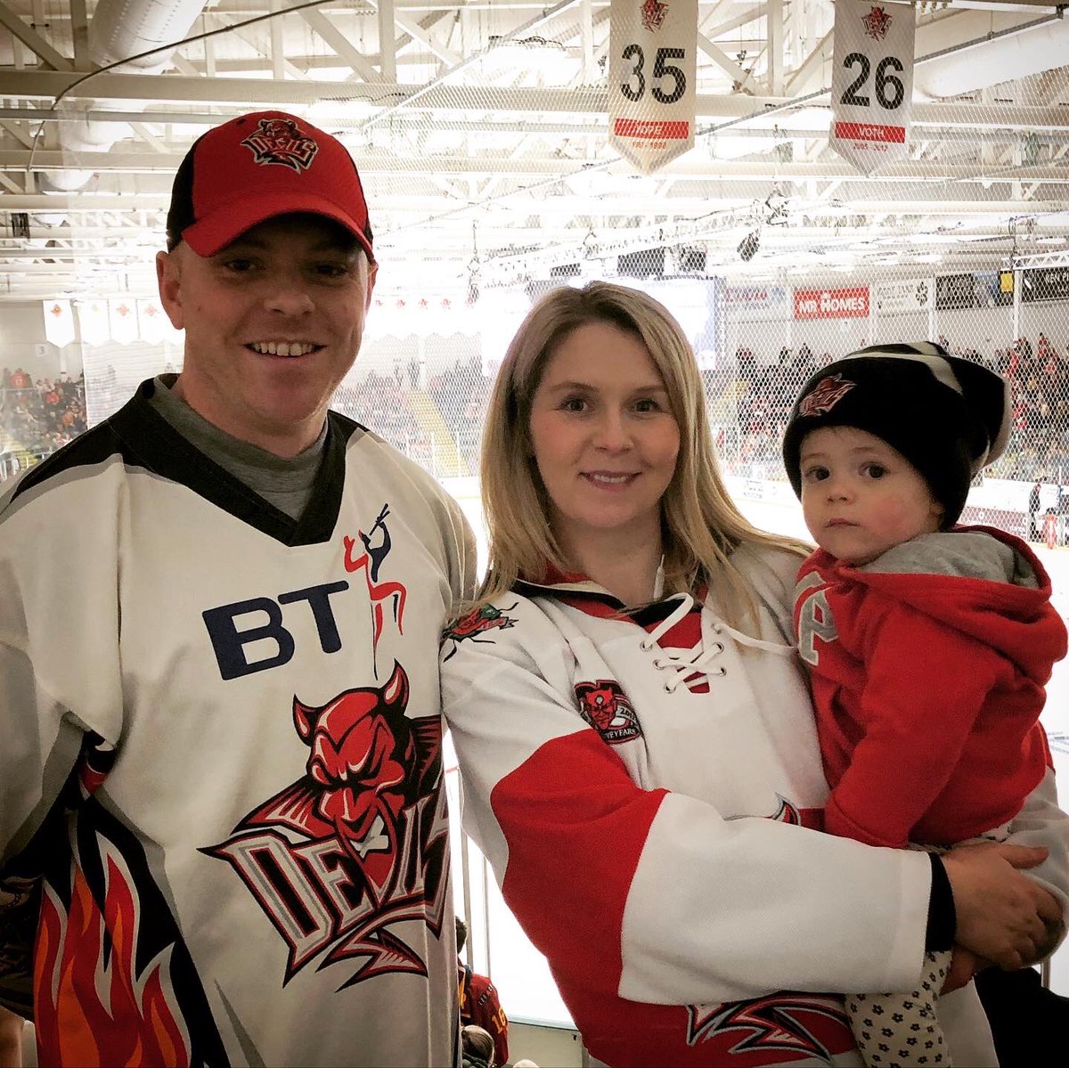 owenmorgs's tweet photo. Evelyns first ice hockey experience where she discovers hot dogs! 🏒 #HappyNewYear @cardiffdevils #OurBabyEvz https://t.co/SLsNAxhTIS