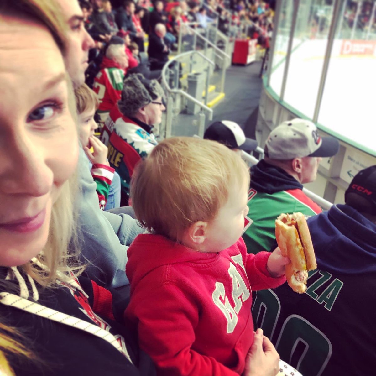 owenmorgs's tweet photo. Evelyns first ice hockey experience where she discovers hot dogs! 🏒 #HappyNewYear @cardiffdevils #OurBabyEvz https://t.co/SLsNAxhTIS