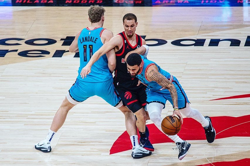EduLimaPhoto2's tweet photo. *Last assignment of 2022*
The #TorontoRaptors defeat the #PhoenixSuns, 113-104, Scotiabank Arena, #Toronto, December 30, 2022.
-
For @EFEUSA
-
#raptors #phoenixarizona #onassignment #athletes #basketball #sportphotography #nba #arizona #sportcompetition #athlete https://t.co/cGPPhDgY6y