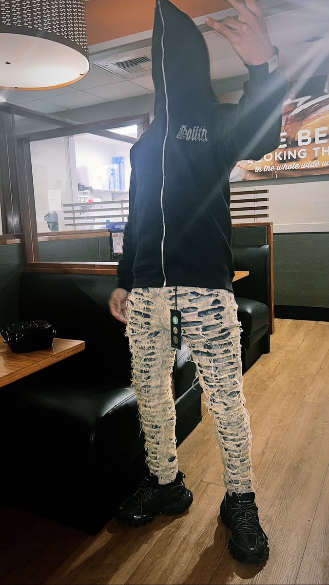 isotitus's tweet photo. pockets full of dead guys backwood full of dead opps, casamigos hollow tips we gon give em nothin but head shots 🚭 #rr #mrcbfw #pvamu https://t.co/mEDO1zokpK