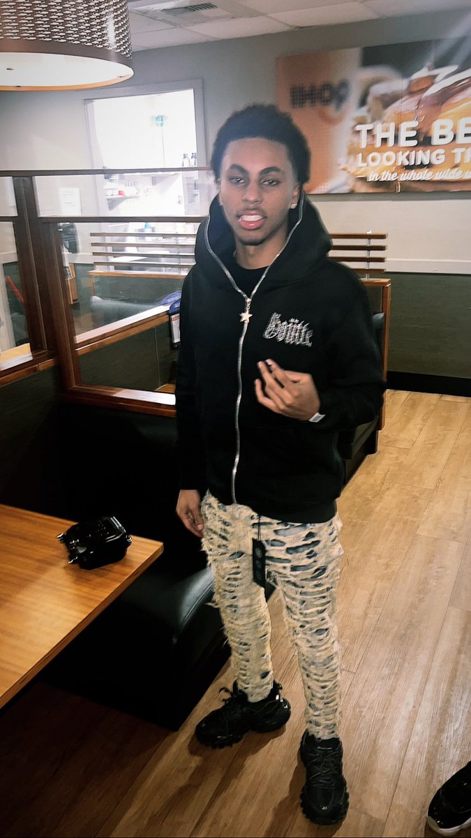 isotitus's tweet photo. pockets full of dead guys backwood full of dead opps, casamigos hollow tips we gon give em nothin but head shots 🚭 #rr #mrcbfw #pvamu https://t.co/mEDO1zokpK