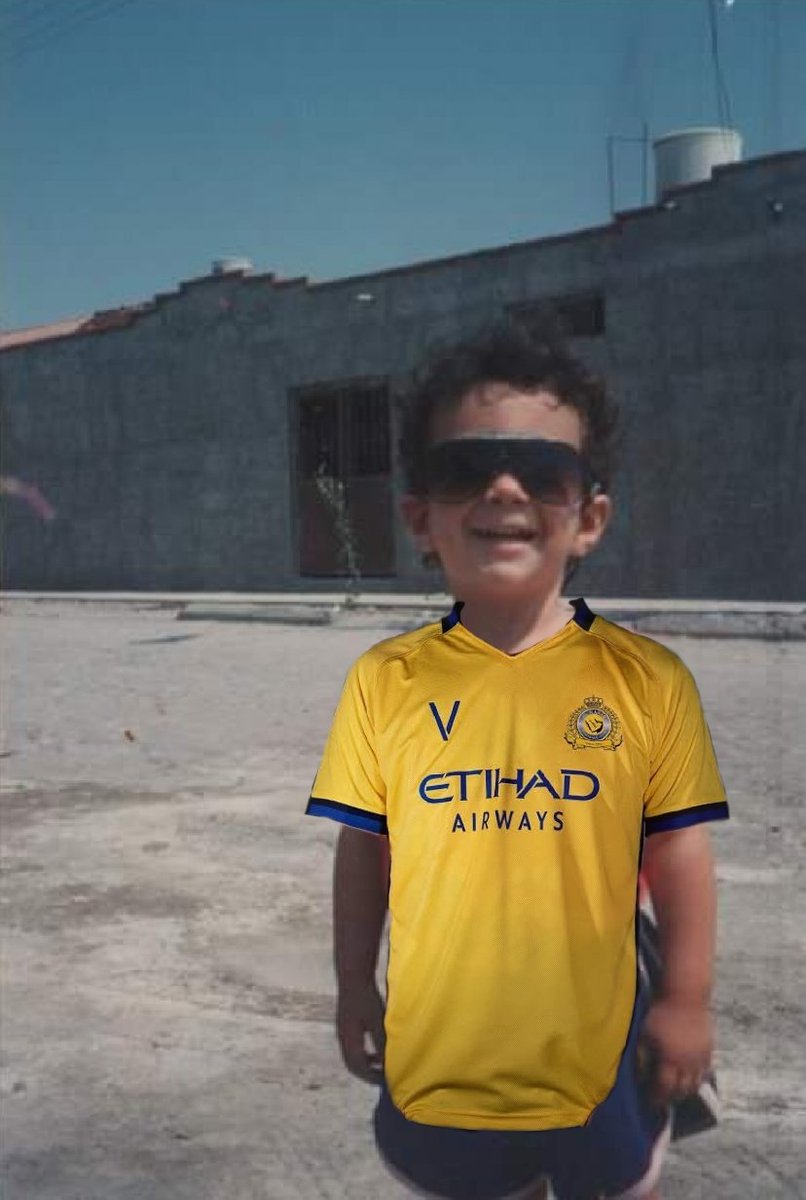 AsecasJavier's tweet photo. No quiero acabar el año sin compartir esta foto que recién me manda mi madre, soy yo en la colonia que crecí, con el jersey de un gran equipo.
Mi madre me dio la vida, pero el Bicho las ganas de vivirla ❤️
Del @alnassr_fc de toda la vida! 
#Siiiiuuuu #Bichista  #CR7𓃵 https://t.co/7PZj1ME1MF