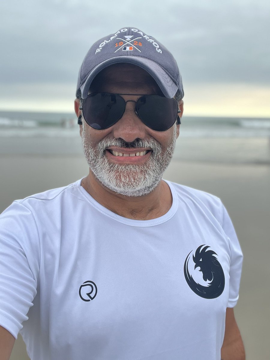 jeffpaiva's tweet photo. Última selfie do ano na praia e bem trajado de @rakdow_ https://t.co/9OyAp8zrmg