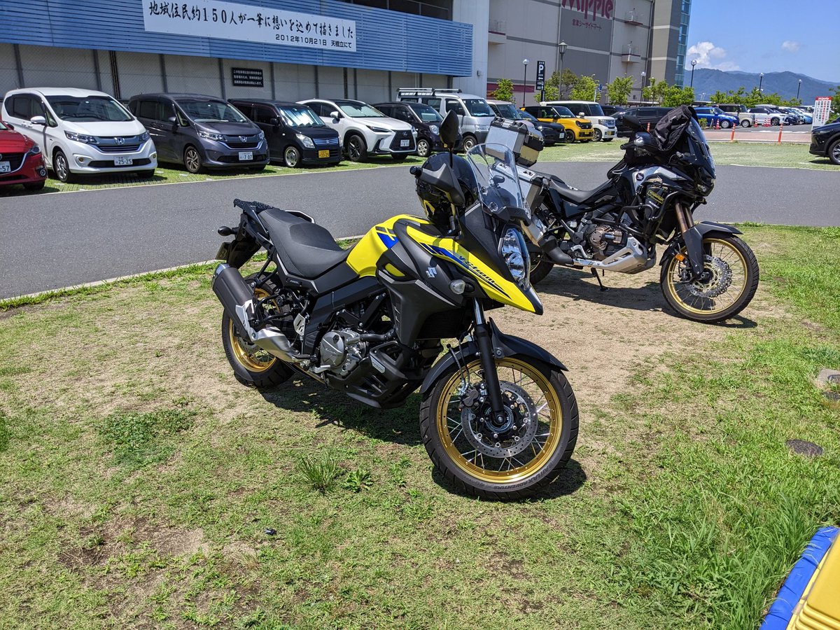 linlichun's tweet photo. 2022年にバイク乗り換えました。
西国三十三所巡礼も無事2回めの満願。

住み:尼崎
生年:1977
性別:男
車種:V-strom650
バイク歴:概ね15年
◎だいたいいつも一人でぶらぶら走ってます。道路の縦溝を撲滅したい。お守りステッカーは貼れるだけ貼りたい。
#バイク乗りとして軽く自己紹介 
#Vstrom650 https://t.co/JKsiinXdUV