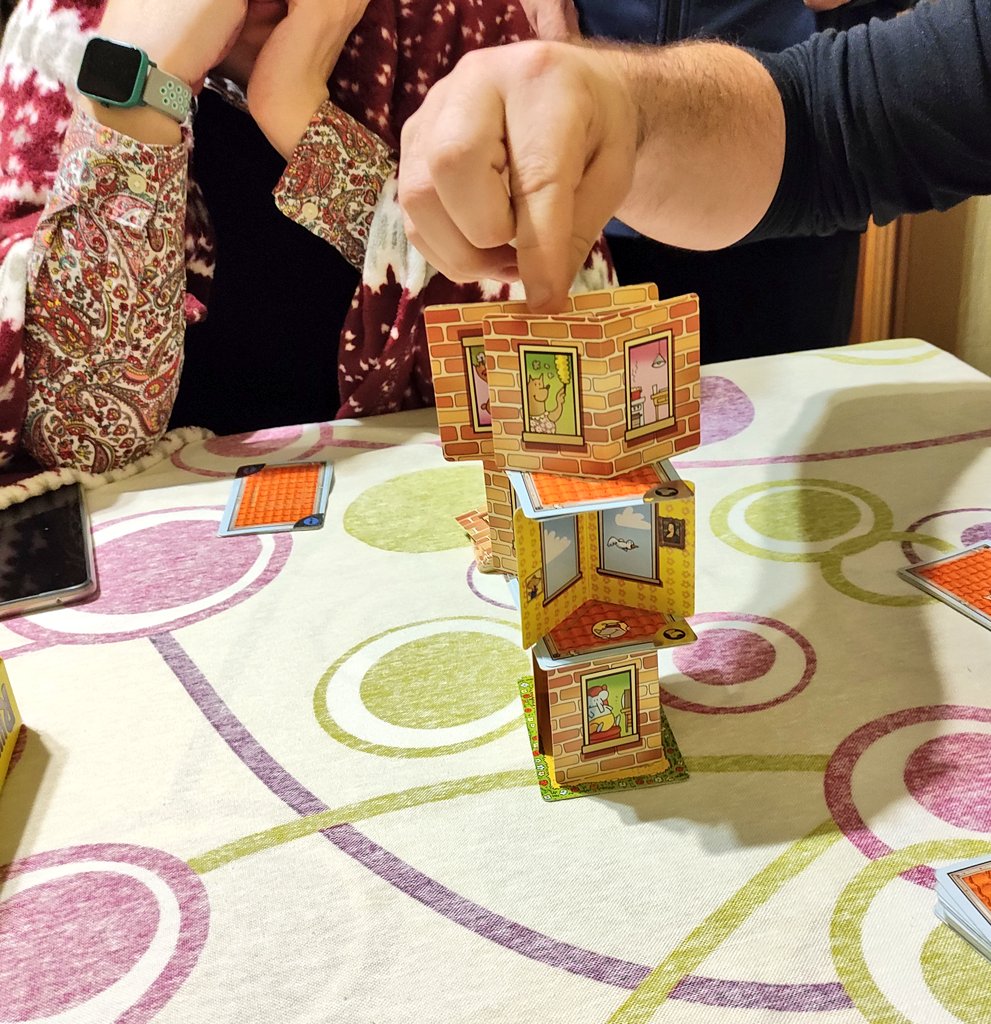 Wasimpe's tweet photo. #LaBecaria #ElBro y yo jugando el último #RinoHero del año
#juegosdemesa @tuki_81 https://t.co/fV8slESRLd