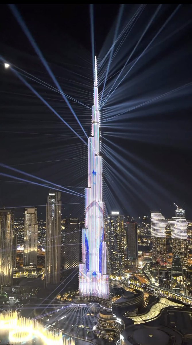 NithinNitz16's tweet photo. Happy Newyear #dubai #NewYear #burjkhalifa https://t.co/hqh8dNgAJH