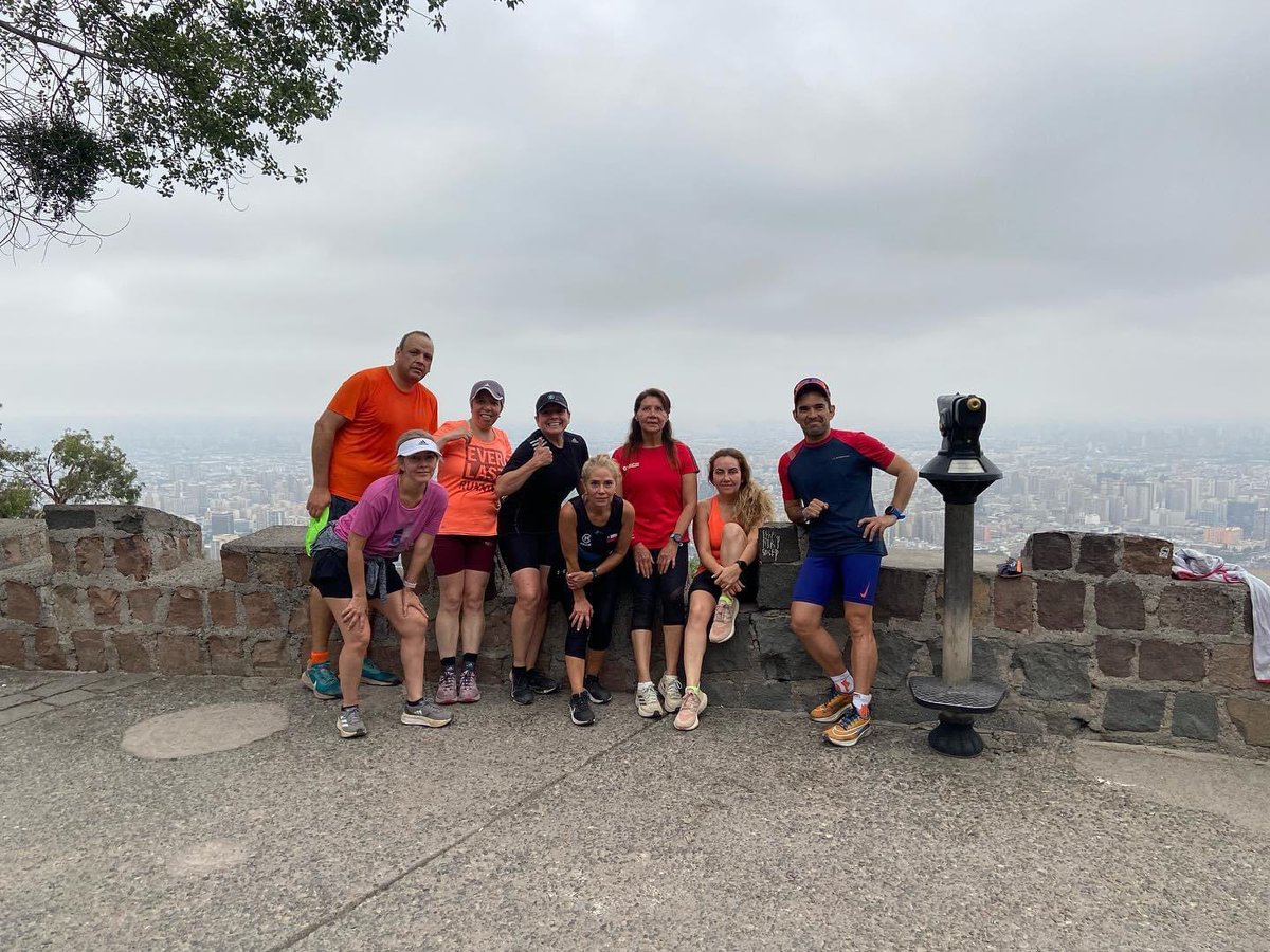 RunClubCL's tweet image. Cerramos un nuevo año haciendo lo que nos gusta por donde nuestras piernas nos llevan. #entrenadurocorrefácil @Garmin_Chile Nuestros mejores deseos para un muy buen 2024, tenemos 365 ocasiones para lograrlos.