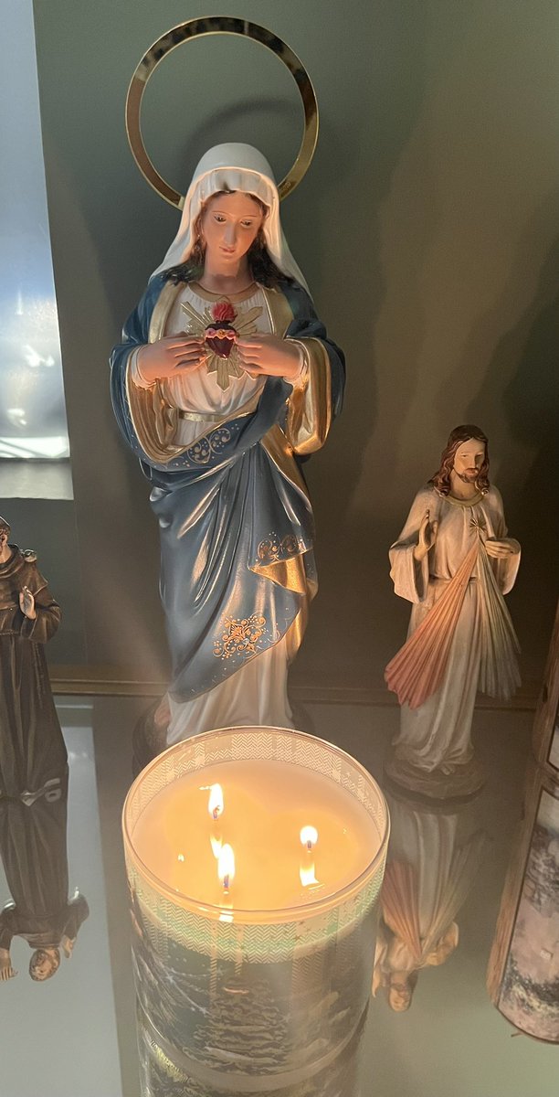 Mis compañeros permanentes! Jesus Misericordioso, yo confío en Ti. 
Dulce e Inmaculado corazón de María, se la salvación del alma mía. 
En 2023 como siempre pongo mis planes y sueños en sus manos.