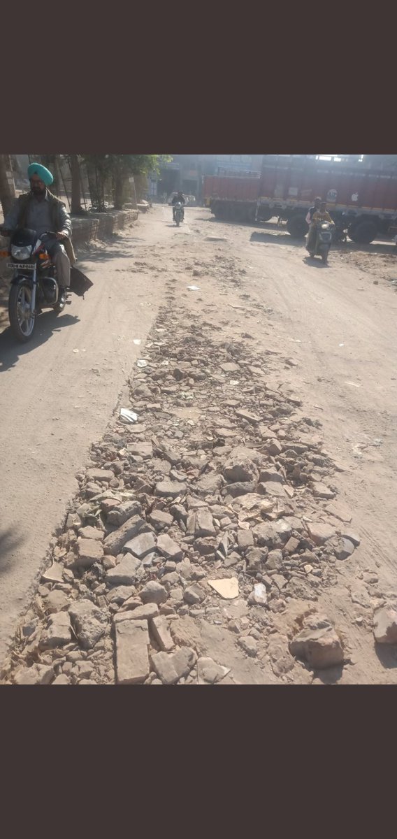 RVerma228's tweet photo. PWD से निवेदन है अपनी बगल में ट्रक ऑटो मार्किट मुख्य मार्ग के हालात गांव की सड़को से भी खराब है 
@PMOIndia 
@cmohry 
@ArvindKejriwal 
@dpradhanbjp 
@Sudhir55833840 
@DavidKu81784188 
@RAMANKA29167820 
@dcsirsa @Ch_RanjitSingh https://t.co/wQmZyvRJRa
