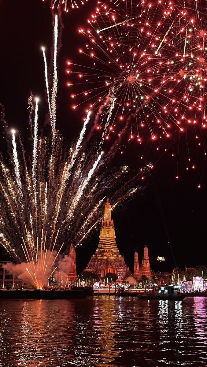 tor_r_ror's tweet photo. สวยมาก เสียดายไม่ได้เอากล้องใหญ่ไป

#countdown2023 #happynewyear2023 #bangkok #thailand #louktalsnap https://t.co/uXGexQRlEy