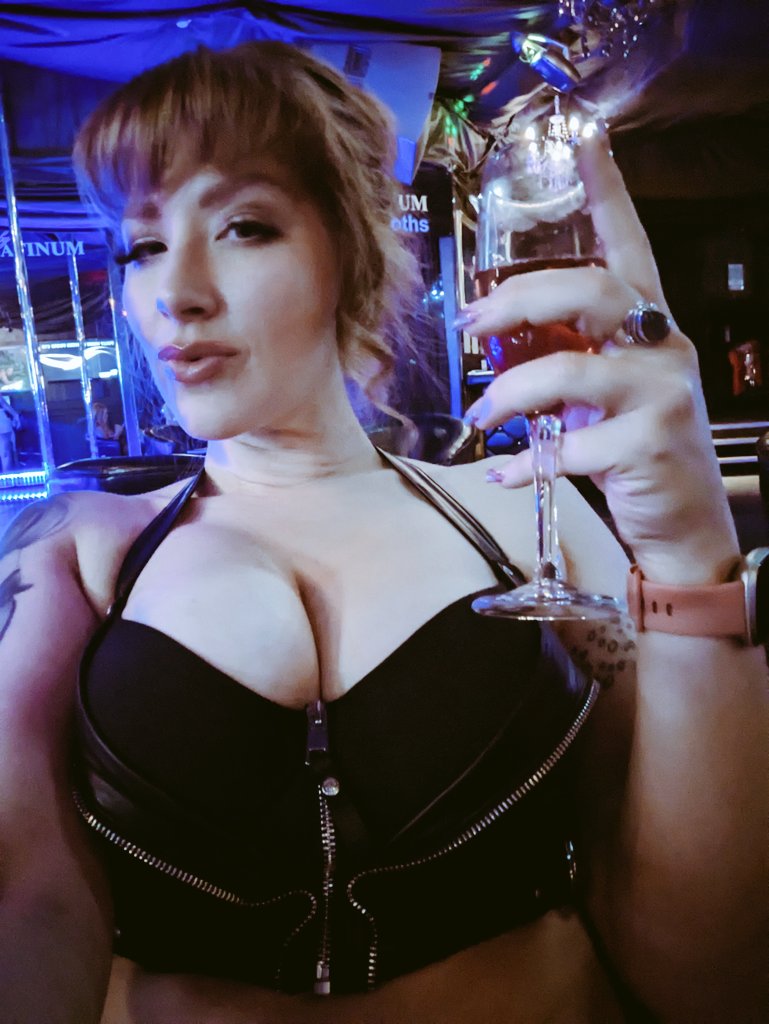 Narratorix's tweet photo. Happy NYE losers, send for celebration drinks to my ca$happ @ £naratorix https://t.co/9D9Bv2Yaes