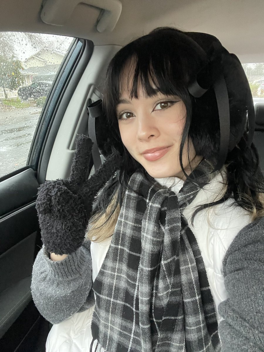 j0hzee's tweet photo. everyone look at my rainy day outfit 🤲🏻 https://t.co/WzVhvPjpqA