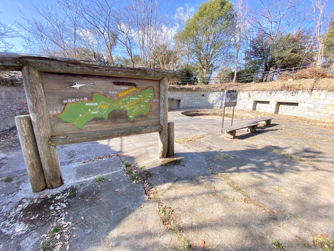 江田島の砲台山ついたー!!ここで艦これ同人イベントやったんかい…なんて眺めのいい即売会こんなに大規模に遺構が残ってるんですね〜すごいな 