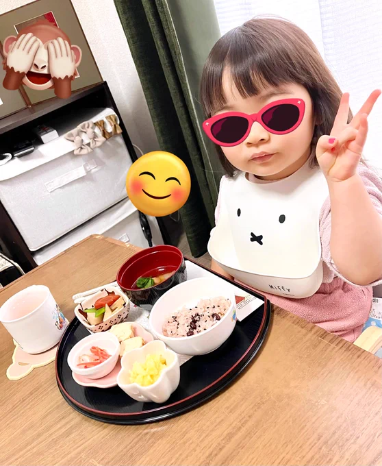 3時間前に朝ごはんでお雑煮とおせち食べたのにお昼ご飯もしっかり食べる娘っ子の胃袋よ… 