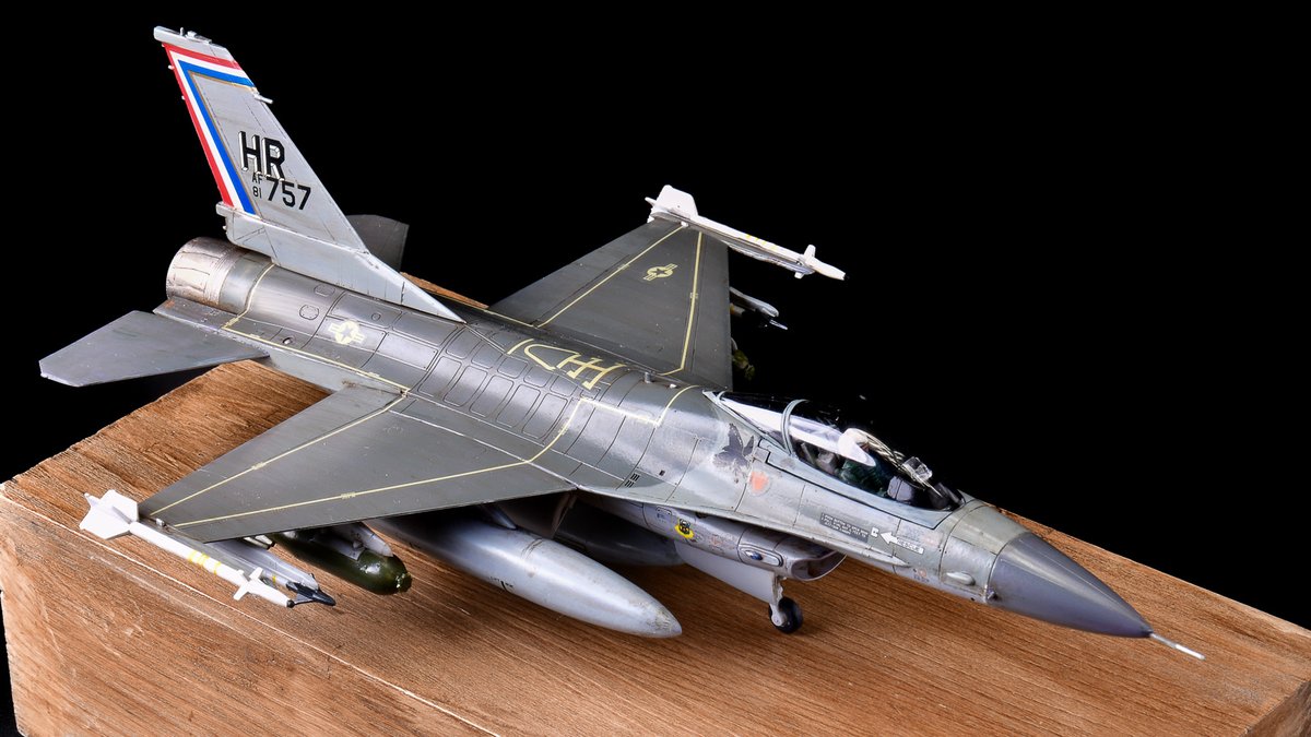 水性ホビーカラーの筆塗りで、「ハセガワ 1/72 F-16A PLUS 
