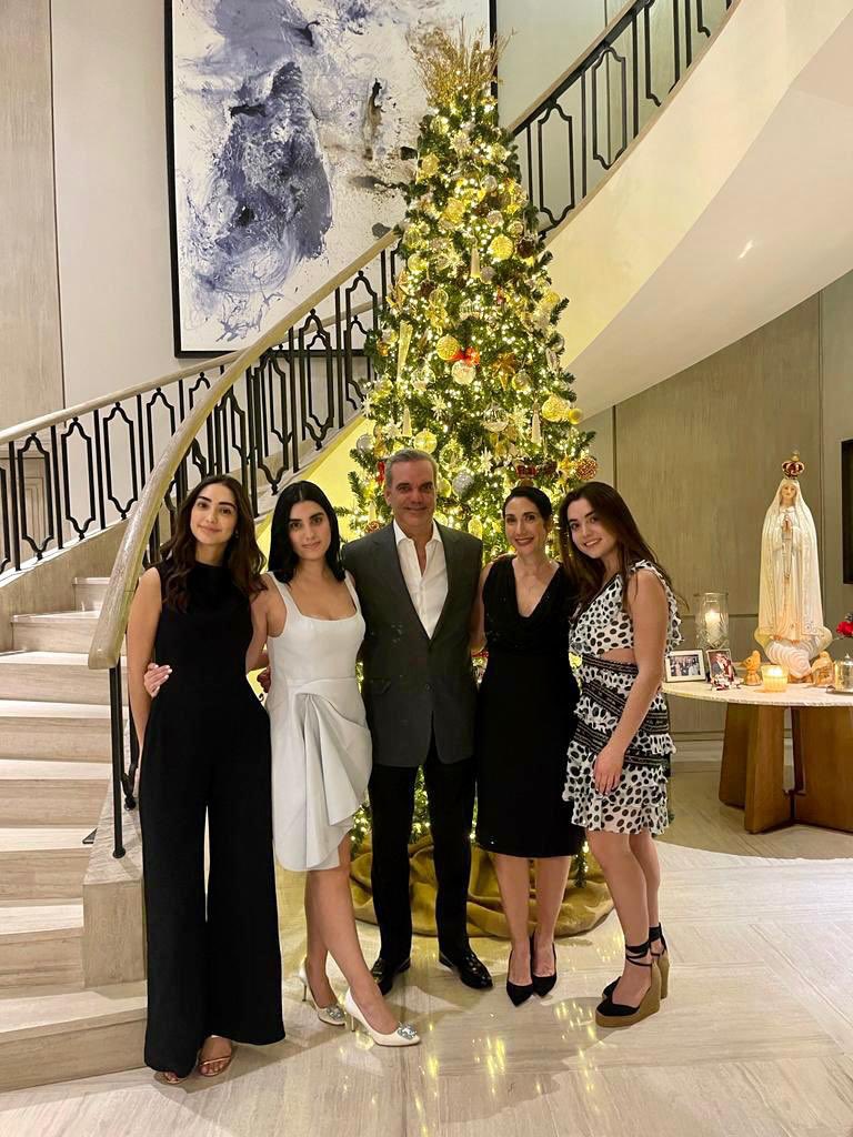 Con todo el amor, dedicación y pasión que ponemos cada día por el trabajo que hacemos en favor del pueblo dominicano, les deseo un 2023 de salud, esperanza y éxito. ¡Que Dios los bendiga a todos!