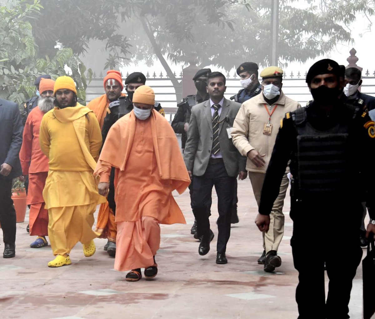 ArvindSinghUp's tweet photo. साल बदलते हैं कर्तव्य निर्वहन के प्रति समर्पण नहीं!

दिनांक : 01/01/2023
📍 जानता दर्शन, गुरु गोरक्षनाथ मंदिर परिसर, गोरखपुर https://t.co/gRmiy1NHuC