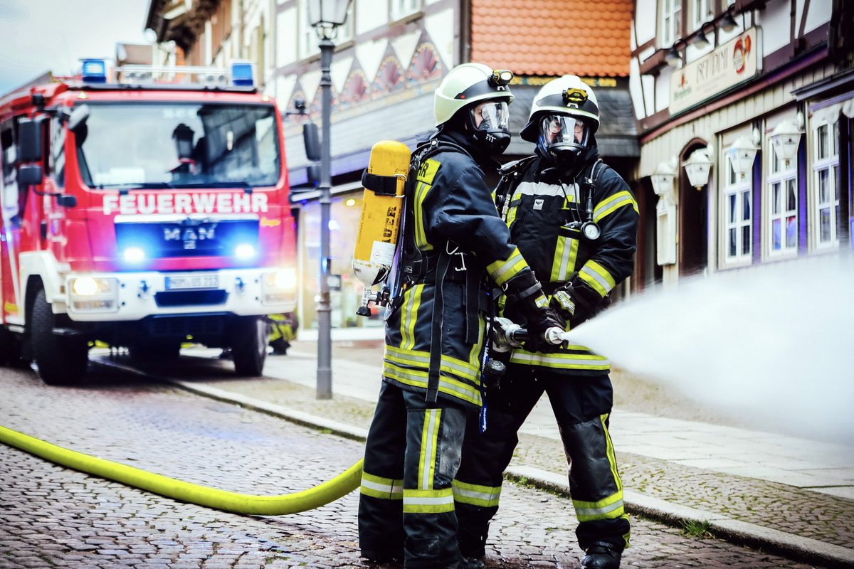 kfvnortheim's tweet photo. Ein Lebensbaum hat in #Kalefeld gebrannt, in #Berka bei #Katlenburg brennt Vegetation, in #Markoldendorf ein großer Gartenschirm. Der #Jahreswechsel ist einsatzreich für die #Feuerwehr|en im Landkreis #Northeim. #Silvester https://t.co/1DMWCbrwhN