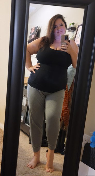 I decided what I'm wearing to the living room for new years eve!! 😁 🤣 https://t.co/NAwjOoN0Lj