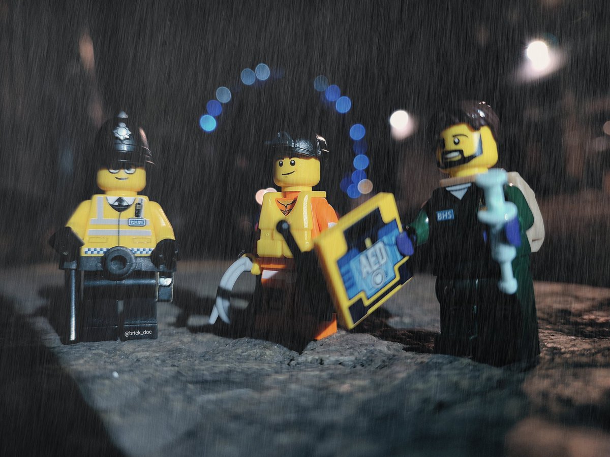 brick_doc's tweet photo. A very happy new year in advance and stay safe out there to all those helping bring in the festivities from all the services.
@TowerRNLI @MetPoliceEvents @Ldn_Ambulance @LDNairamb https://t.co/Xn3YECerOY