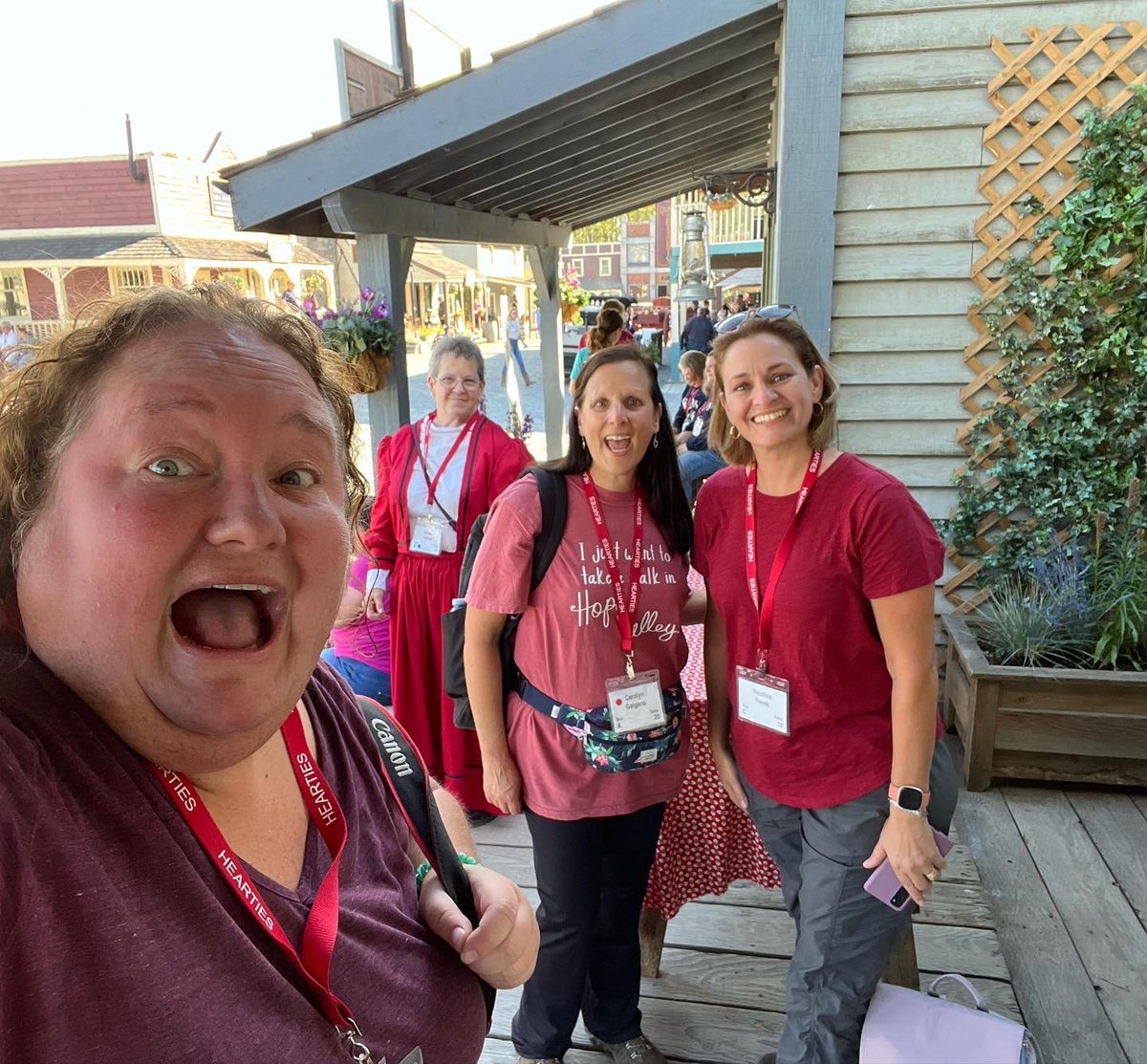 NickiPavek's tweet photo. @JamestownSet @HeartiesWCTH_33 @brbird @Pattybird52love @MLandonjr @MelanieMacInnes @denisejaden So funny 😁🤣 Such a fun day at #HopeValleyDays loved it & this photo ❤️ #Hearties https://t.co/WTnLIc5qfB