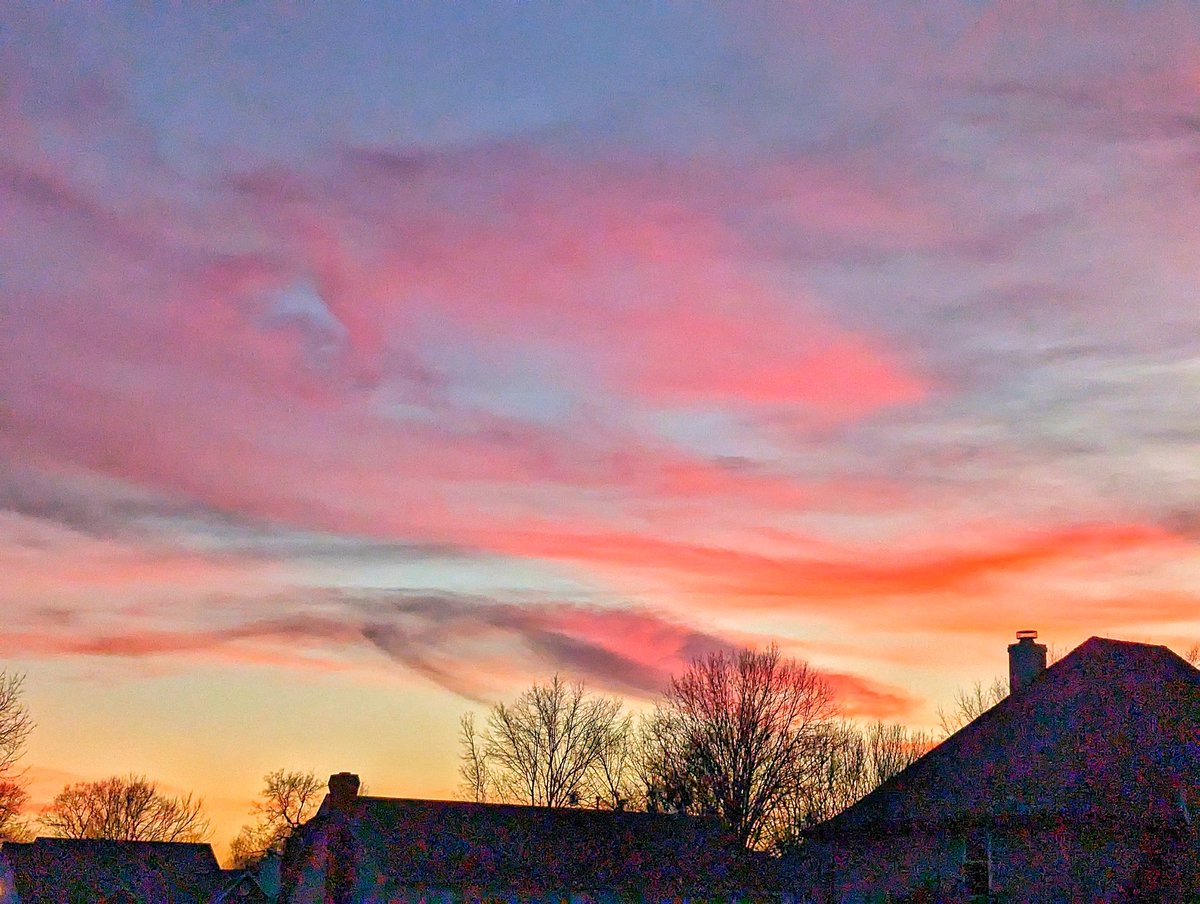 WRY999's tweet photo. Well #2022 is going out with a bang with this #NYE #sunset in #Tulsa #Oklahoma tonight. #NewYear #NewYearsEve https://t.co/PcphrRWj79