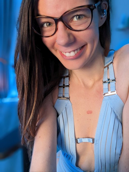 HAPPY NEW YEAR EVERYONE!!! I hope we can all celebrate together tonight! ❤️   My room: https://t.co/0njnCcJATd